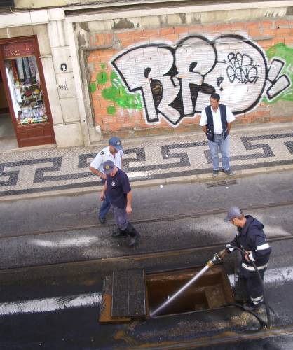 Lavando as escadas de acesso na Rua da Conceicao